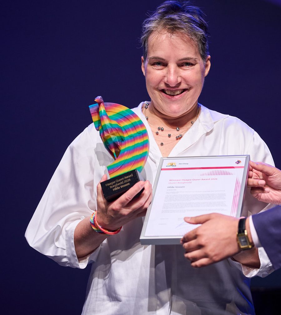 Hilde Vossen met de prijs Queer Boegbeeld