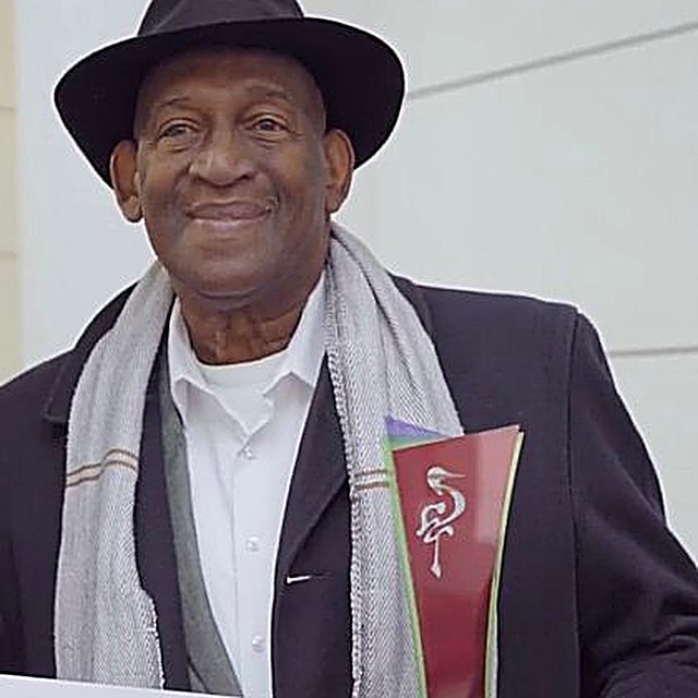 Ricardo Lemmer met de Queer Lifetime Achievement Award 2024