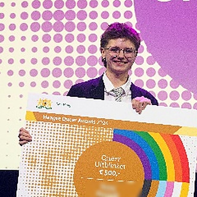 Sal Byczuk ontvangt de Queer Uitblinker 2024