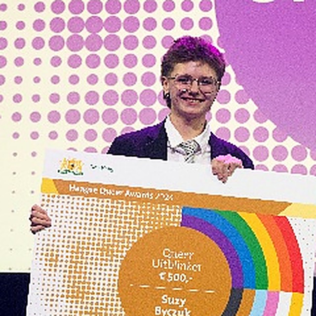 Suzy Byczuk ontvangt de Queer Uitblinker 2024