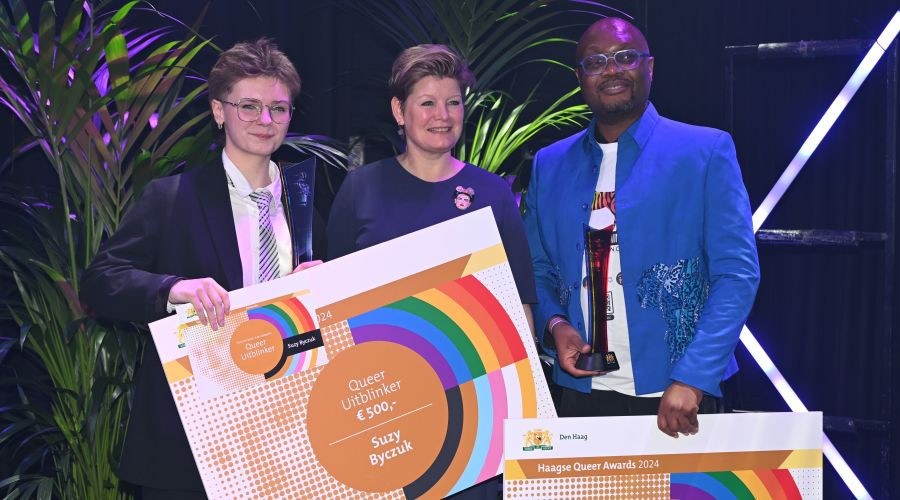 Winnaars van de Haagse Queer Awards 2024 met wethouder Mariëlle Vavier